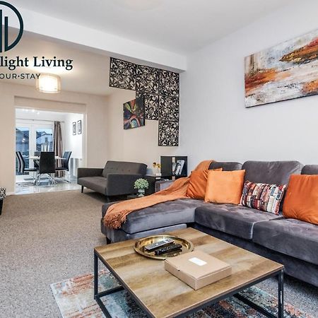 Dwellers Delight Living Ltd Serviced Accommodation Fabulous House 3 Bedroom, Hainault Prime Location ,Greater London With Parking & Wifi, 2 Bathroom, Garden Chigwell Eksteriør billede