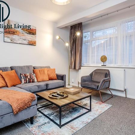 Dwellers Delight Living Ltd Serviced Accommodation Fabulous House 3 Bedroom, Hainault Prime Location ,Greater London With Parking & Wifi, 2 Bathroom, Garden Chigwell Eksteriør billede