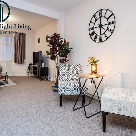 Dwellers Delight Living Ltd Serviced Accommodation Fabulous House 3 Bedroom, Hainault Prime Location ,Greater London With Parking & Wifi, 2 Bathroom, Garden Chigwell Eksteriør billede