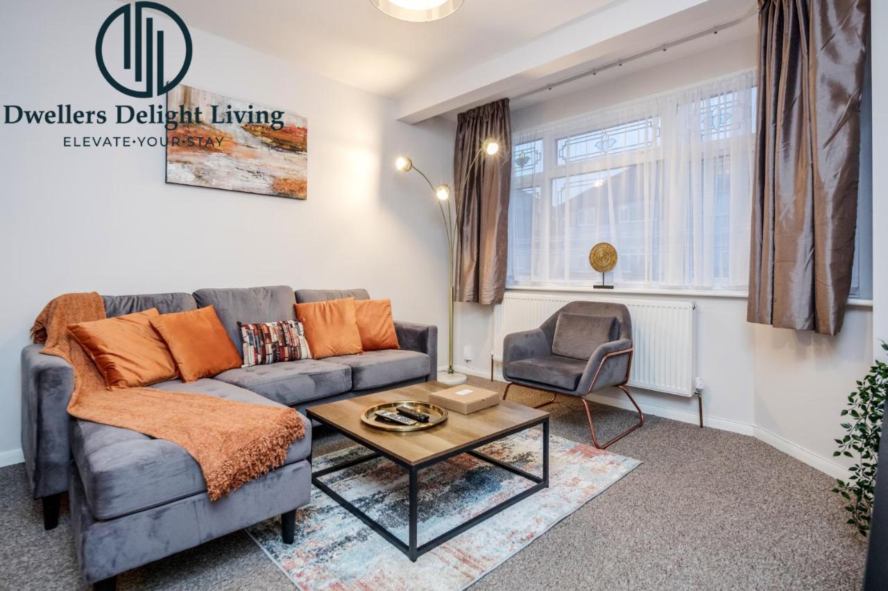 Dwellers Delight Living Ltd Serviced Accommodation Fabulous House 3 Bedroom, Hainault Prime Location ,Greater London With Parking & Wifi, 2 Bathroom, Garden Chigwell Eksteriør billede
