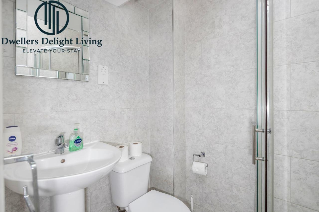 Dwellers Delight Living Ltd Serviced Accommodation Fabulous House 3 Bedroom, Hainault Prime Location ,Greater London With Parking & Wifi, 2 Bathroom, Garden Chigwell Eksteriør billede