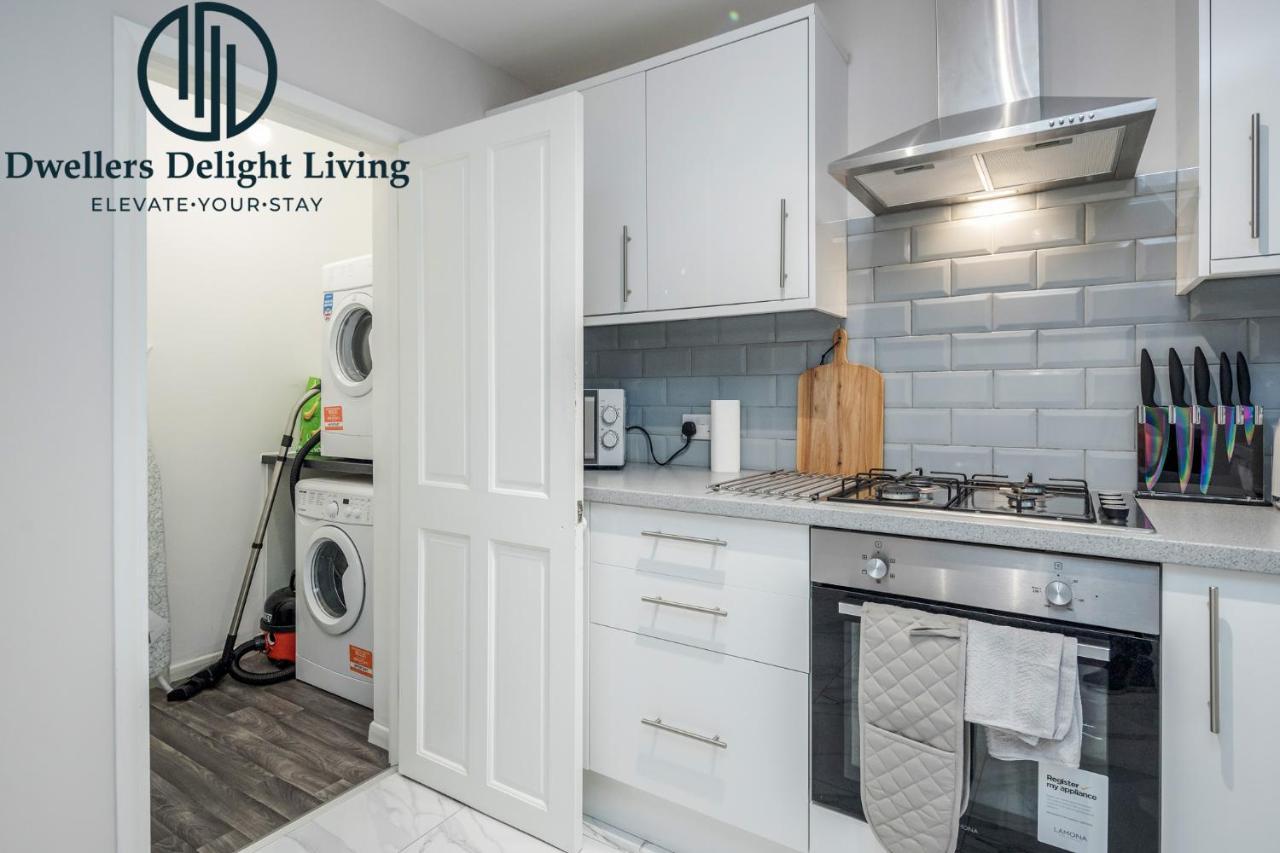 Dwellers Delight Living Ltd Serviced Accommodation Fabulous House 3 Bedroom, Hainault Prime Location ,Greater London With Parking & Wifi, 2 Bathroom, Garden Chigwell Eksteriør billede