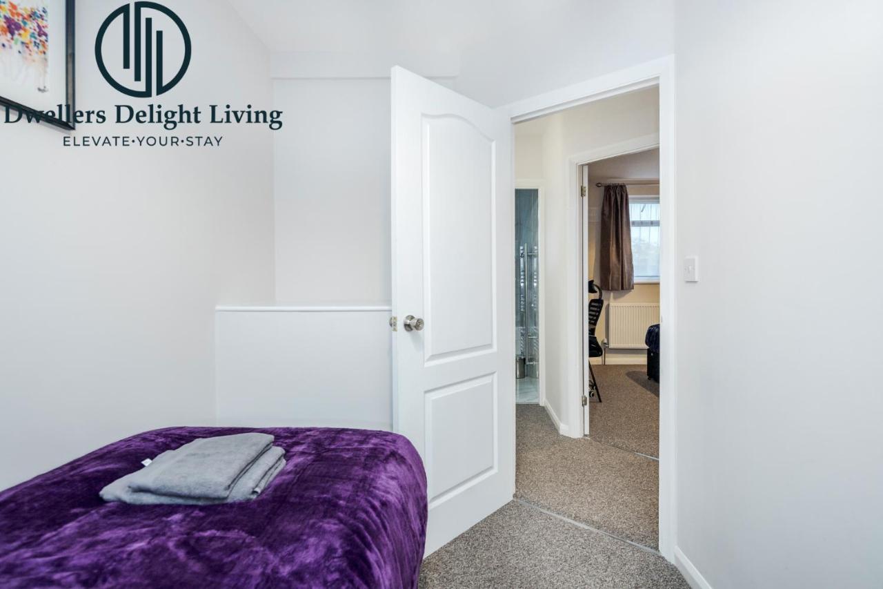 Dwellers Delight Living Ltd Serviced Accommodation Fabulous House 3 Bedroom, Hainault Prime Location ,Greater London With Parking & Wifi, 2 Bathroom, Garden Chigwell Eksteriør billede