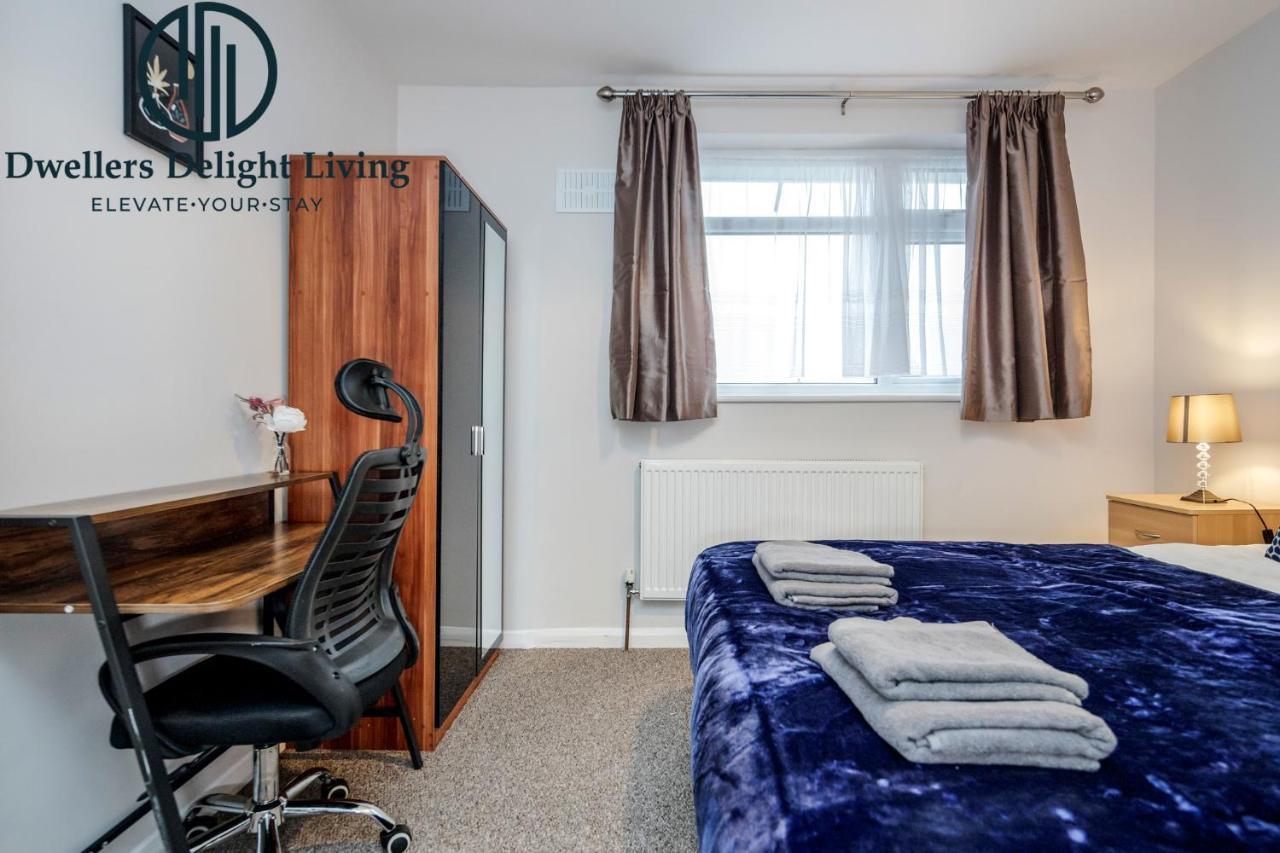 Dwellers Delight Living Ltd Serviced Accommodation Fabulous House 3 Bedroom, Hainault Prime Location ,Greater London With Parking & Wifi, 2 Bathroom, Garden Chigwell Eksteriør billede