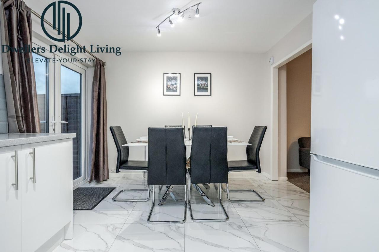 Dwellers Delight Living Ltd Serviced Accommodation Fabulous House 3 Bedroom, Hainault Prime Location ,Greater London With Parking & Wifi, 2 Bathroom, Garden Chigwell Eksteriør billede