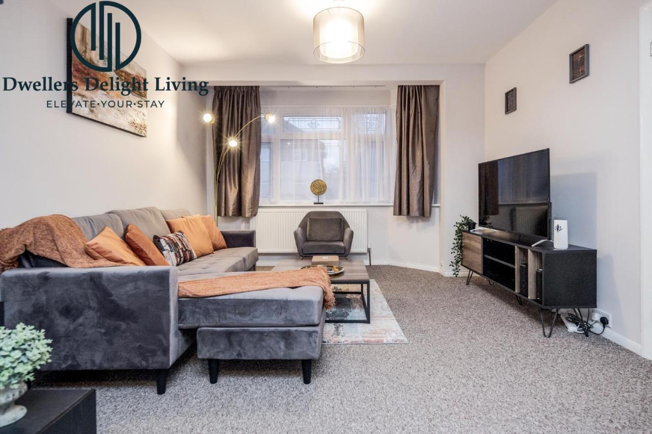 Dwellers Delight Living Ltd Serviced Accommodation Fabulous House 3 Bedroom, Hainault Prime Location ,Greater London With Parking & Wifi, 2 Bathroom, Garden Chigwell Eksteriør billede