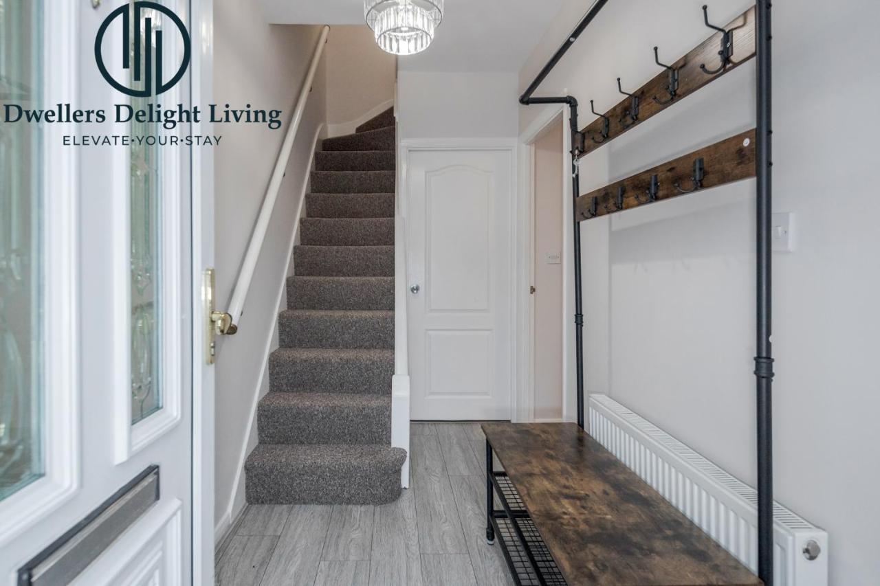 Dwellers Delight Living Ltd Serviced Accommodation Fabulous House 3 Bedroom, Hainault Prime Location ,Greater London With Parking & Wifi, 2 Bathroom, Garden Chigwell Eksteriør billede