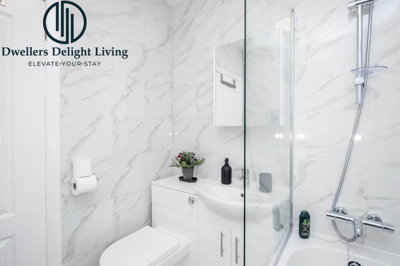 Dwellers Delight Living Ltd Serviced Accommodation Fabulous House 3 Bedroom, Hainault Prime Location ,Greater London With Parking & Wifi, 2 Bathroom, Garden Chigwell Eksteriør billede