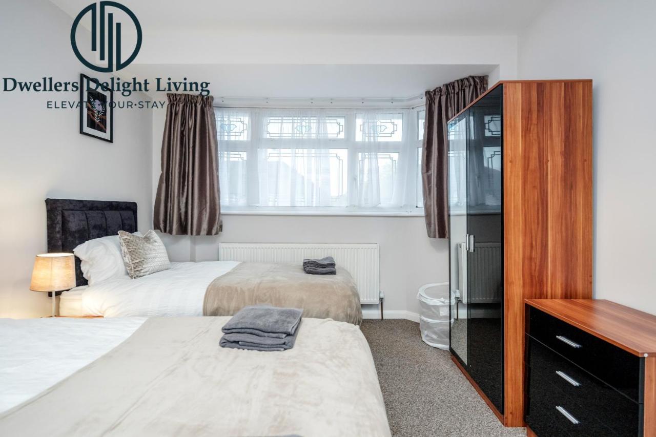 Dwellers Delight Living Ltd Serviced Accommodation Fabulous House 3 Bedroom, Hainault Prime Location ,Greater London With Parking & Wifi, 2 Bathroom, Garden Chigwell Eksteriør billede