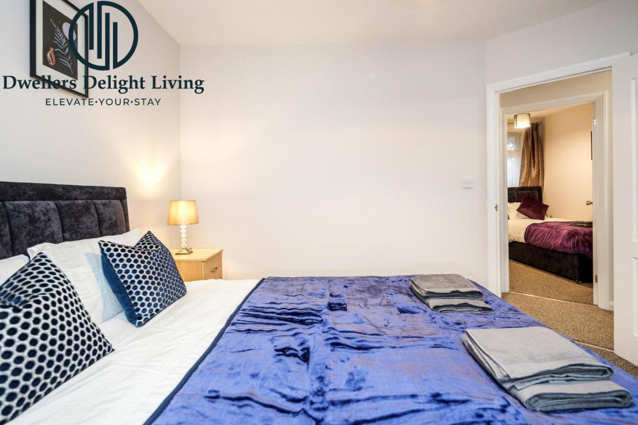 Dwellers Delight Living Ltd Serviced Accommodation Fabulous House 3 Bedroom, Hainault Prime Location ,Greater London With Parking & Wifi, 2 Bathroom, Garden Chigwell Eksteriør billede