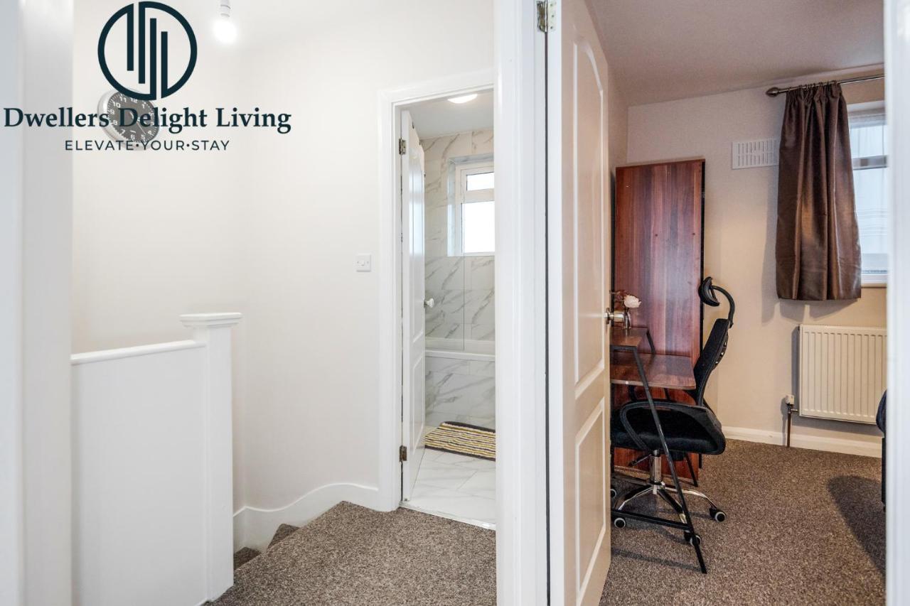 Dwellers Delight Living Ltd Serviced Accommodation Fabulous House 3 Bedroom, Hainault Prime Location ,Greater London With Parking & Wifi, 2 Bathroom, Garden Chigwell Eksteriør billede