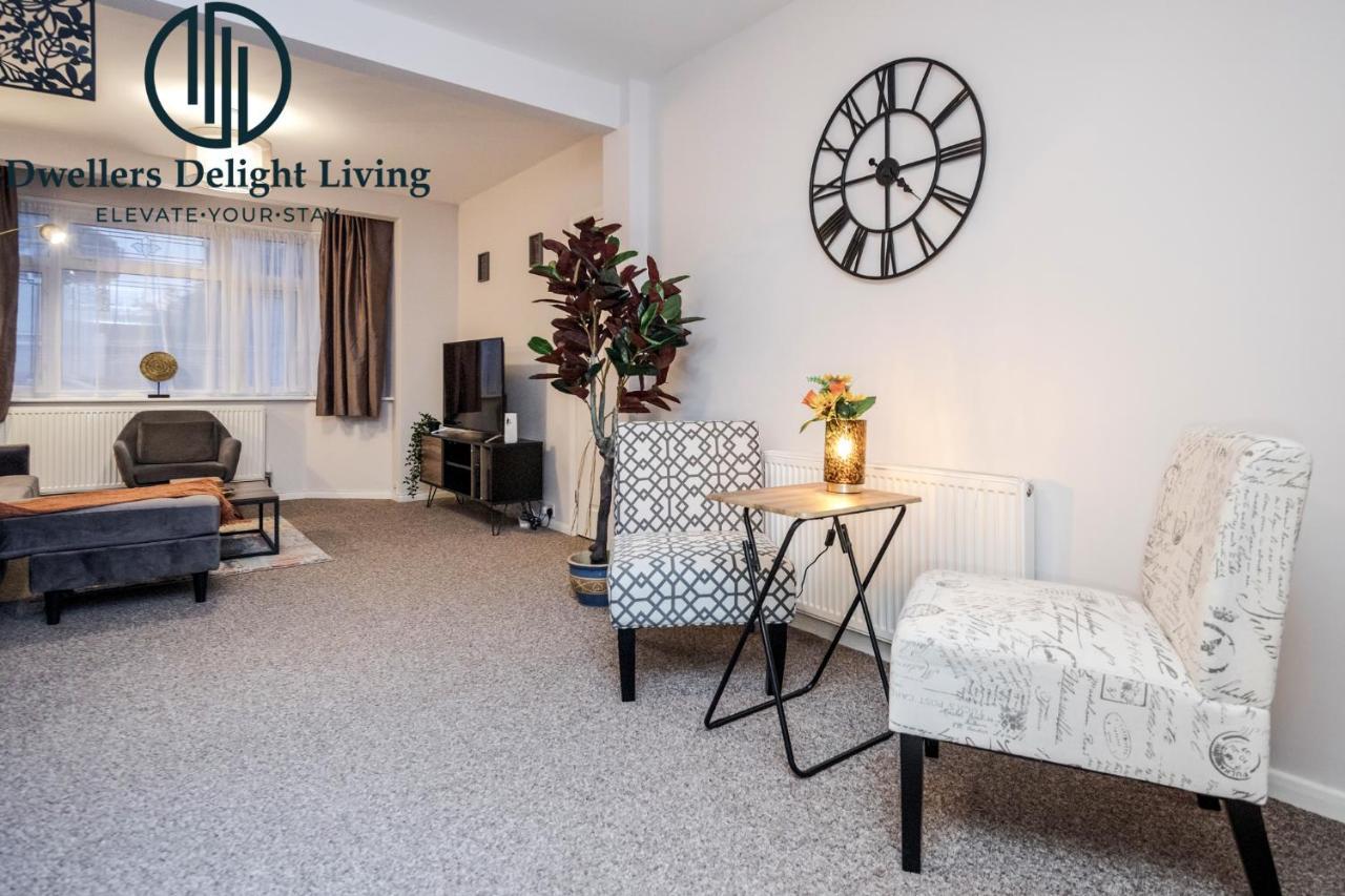 Dwellers Delight Living Ltd Serviced Accommodation Fabulous House 3 Bedroom, Hainault Prime Location ,Greater London With Parking & Wifi, 2 Bathroom, Garden Chigwell Eksteriør billede