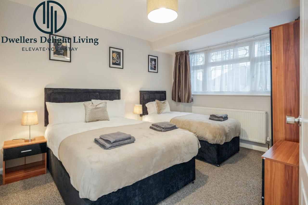 Dwellers Delight Living Ltd Serviced Accommodation Fabulous House 3 Bedroom, Hainault Prime Location ,Greater London With Parking & Wifi, 2 Bathroom, Garden Chigwell Eksteriør billede