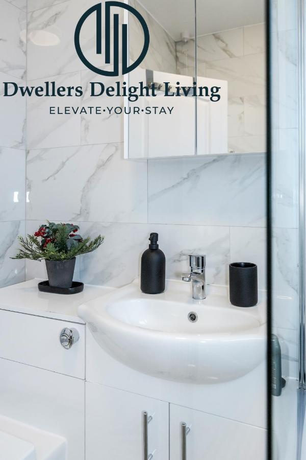 Dwellers Delight Living Ltd Serviced Accommodation Fabulous House 3 Bedroom, Hainault Prime Location ,Greater London With Parking & Wifi, 2 Bathroom, Garden Chigwell Eksteriør billede