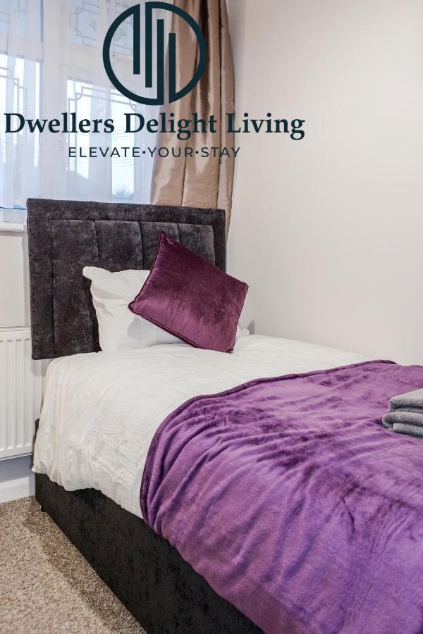 Dwellers Delight Living Ltd Serviced Accommodation Fabulous House 3 Bedroom, Hainault Prime Location ,Greater London With Parking & Wifi, 2 Bathroom, Garden Chigwell Eksteriør billede