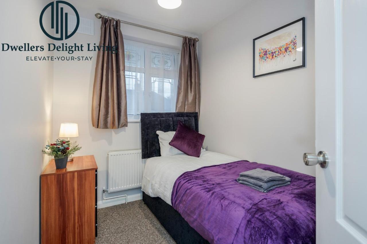 Dwellers Delight Living Ltd Serviced Accommodation Fabulous House 3 Bedroom, Hainault Prime Location ,Greater London With Parking & Wifi, 2 Bathroom, Garden Chigwell Eksteriør billede