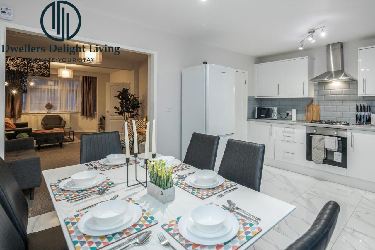 Dwellers Delight Living Ltd Serviced Accommodation Fabulous House 3 Bedroom, Hainault Prime Location ,Greater London With Parking & Wifi, 2 Bathroom, Garden Chigwell Eksteriør billede