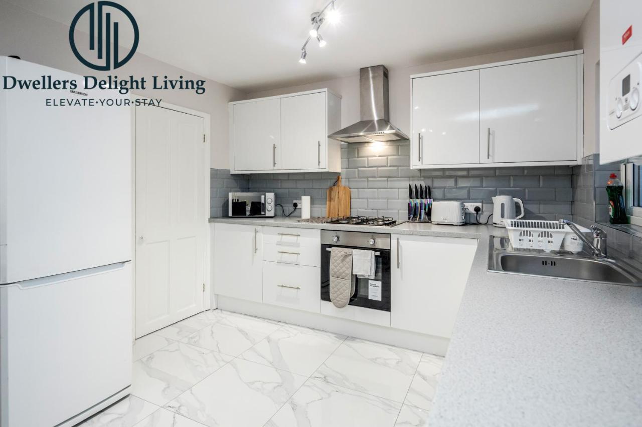 Dwellers Delight Living Ltd Serviced Accommodation Fabulous House 3 Bedroom, Hainault Prime Location ,Greater London With Parking & Wifi, 2 Bathroom, Garden Chigwell Eksteriør billede