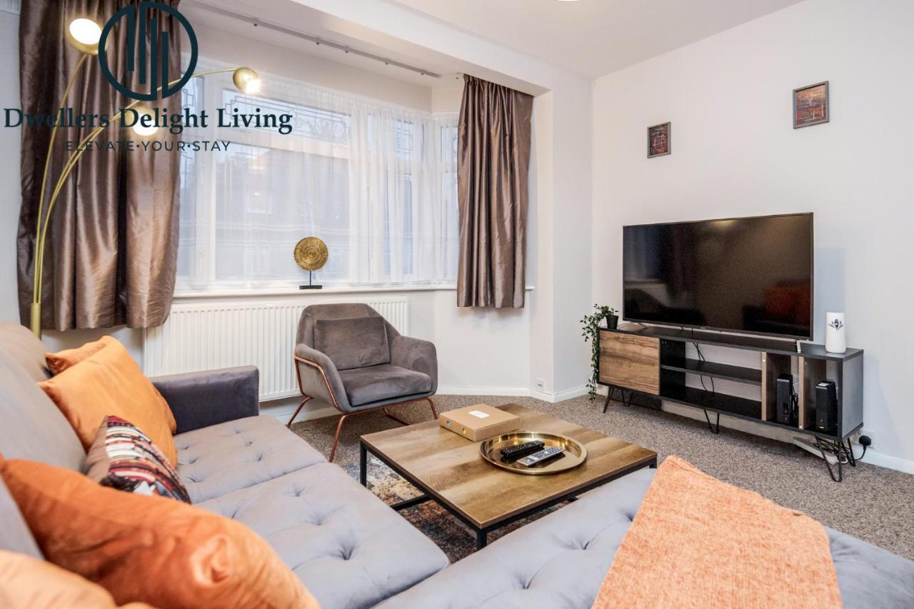 Dwellers Delight Living Ltd Serviced Accommodation Fabulous House 3 Bedroom, Hainault Prime Location ,Greater London With Parking & Wifi, 2 Bathroom, Garden Chigwell Eksteriør billede