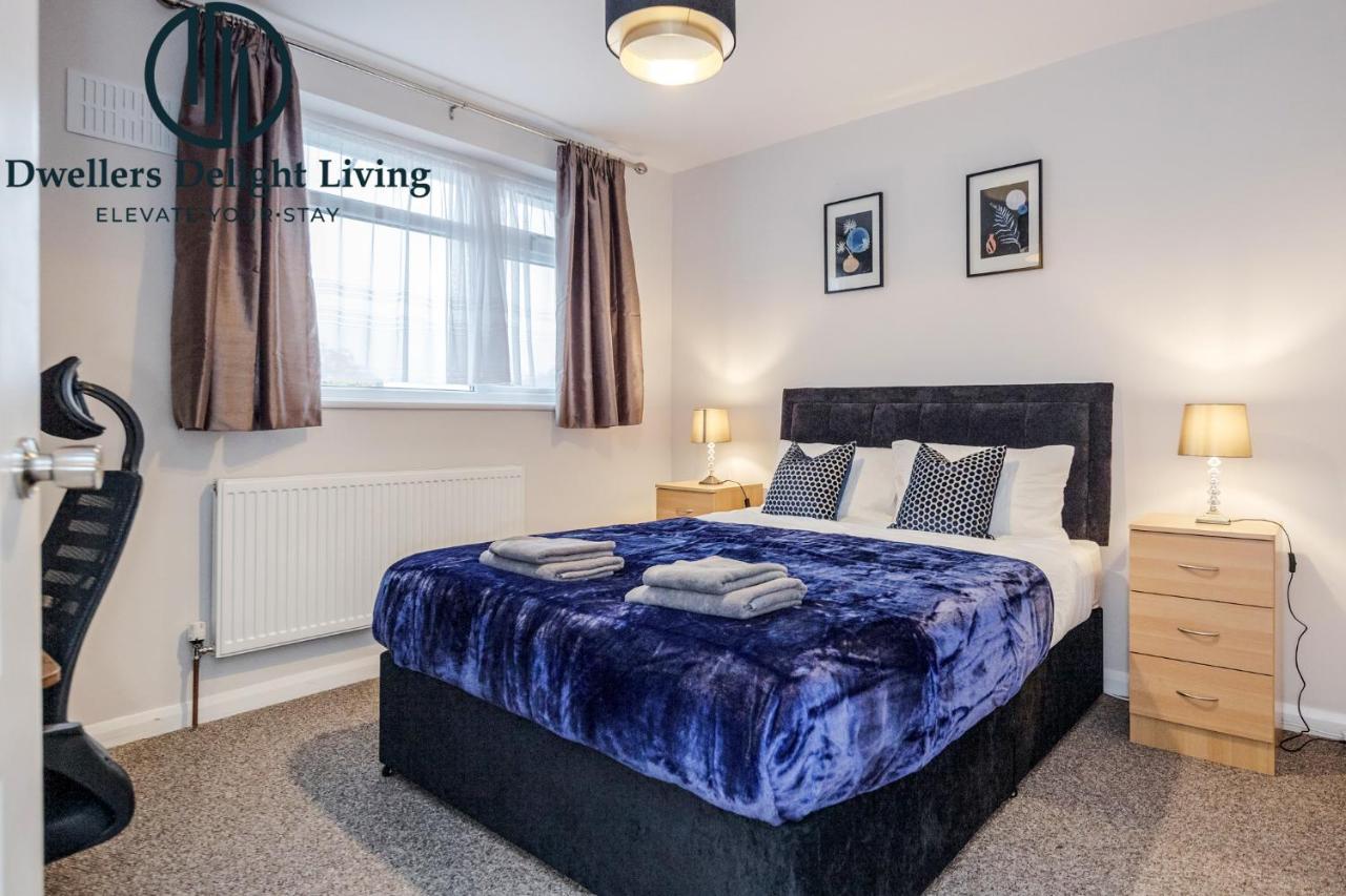 Dwellers Delight Living Ltd Serviced Accommodation Fabulous House 3 Bedroom, Hainault Prime Location ,Greater London With Parking & Wifi, 2 Bathroom, Garden Chigwell Eksteriør billede