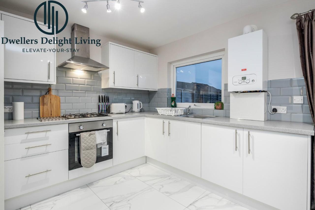 Dwellers Delight Living Ltd Serviced Accommodation Fabulous House 3 Bedroom, Hainault Prime Location ,Greater London With Parking & Wifi, 2 Bathroom, Garden Chigwell Eksteriør billede