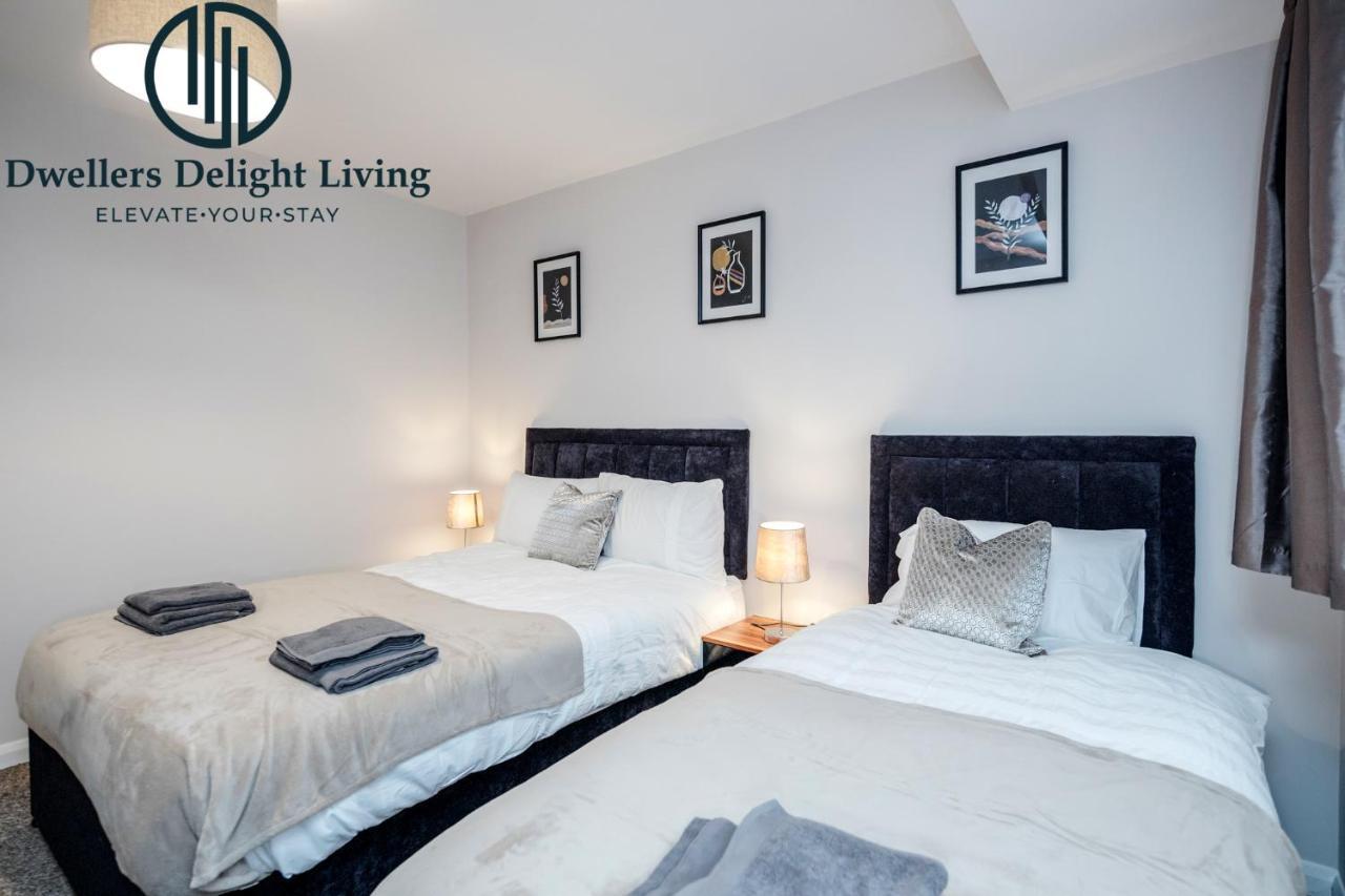 Dwellers Delight Living Ltd Serviced Accommodation Fabulous House 3 Bedroom, Hainault Prime Location ,Greater London With Parking & Wifi, 2 Bathroom, Garden Chigwell Eksteriør billede