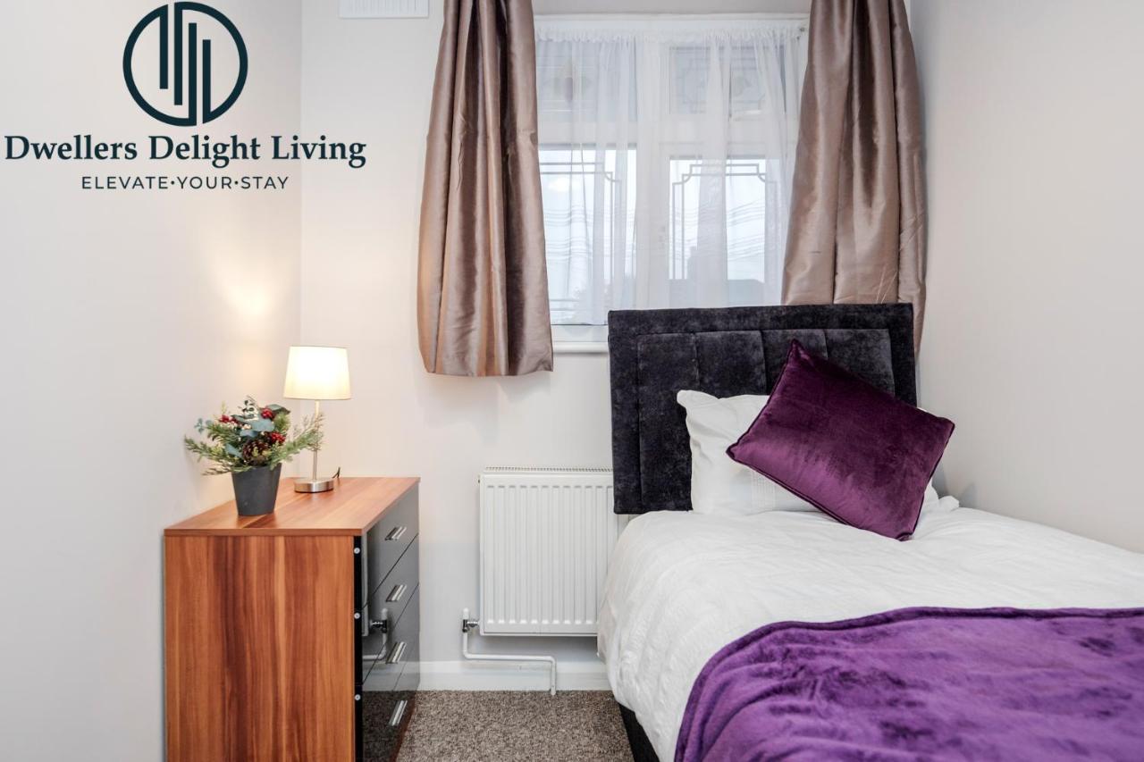 Dwellers Delight Living Ltd Serviced Accommodation Fabulous House 3 Bedroom, Hainault Prime Location ,Greater London With Parking & Wifi, 2 Bathroom, Garden Chigwell Eksteriør billede