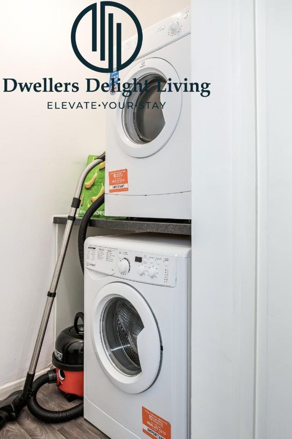 Dwellers Delight Living Ltd Serviced Accommodation Fabulous House 3 Bedroom, Hainault Prime Location ,Greater London With Parking & Wifi, 2 Bathroom, Garden Chigwell Eksteriør billede
