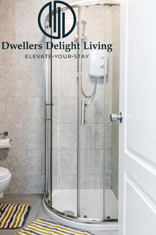 Dwellers Delight Living Ltd Serviced Accommodation Fabulous House 3 Bedroom, Hainault Prime Location ,Greater London With Parking & Wifi, 2 Bathroom, Garden Chigwell Eksteriør billede
